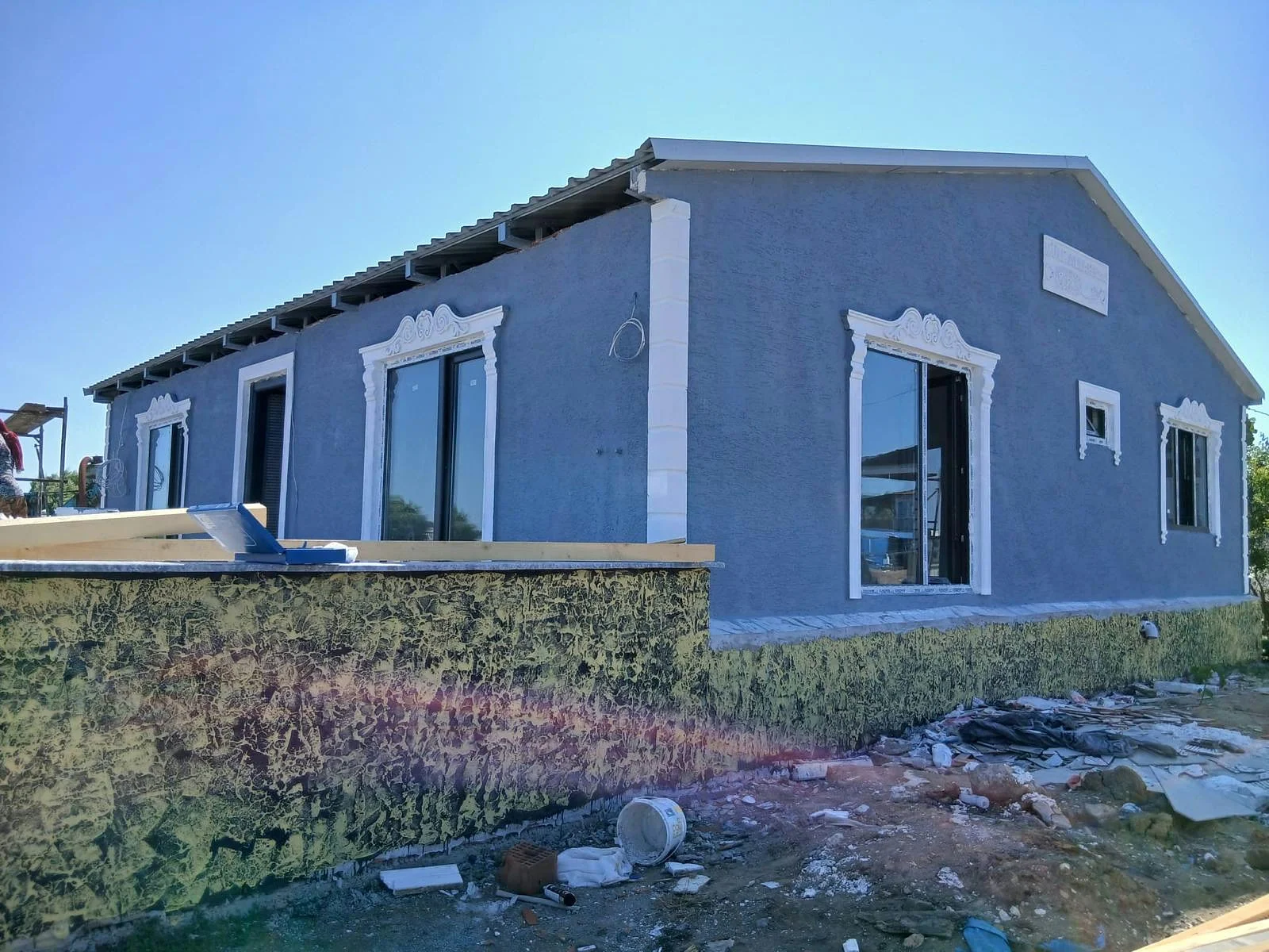 Tek katlı 2+1 süslemeli pencere çerçeveli prefabrik ev dış cephe görünümü