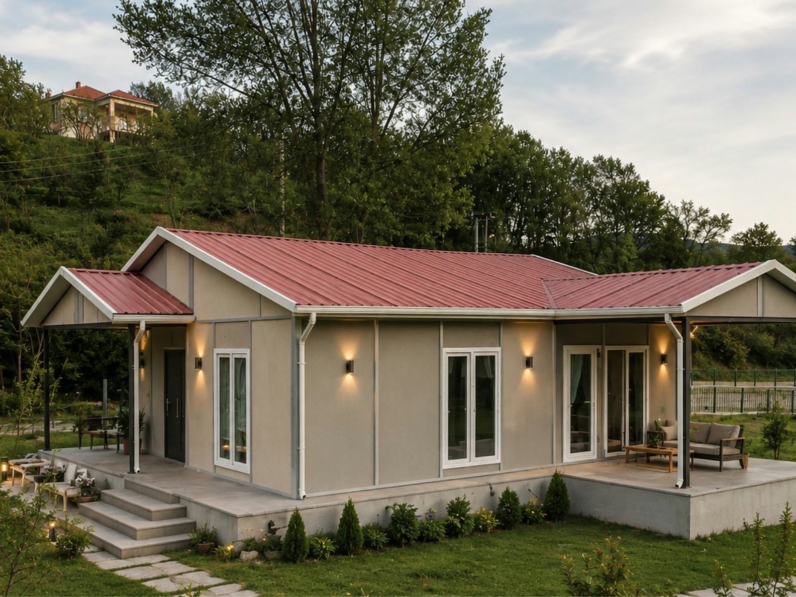 Tek katlı 3+1 prefabrik ev, kırmızı metal çatı ve kahverengi cephe kaplamalı dış görünüm