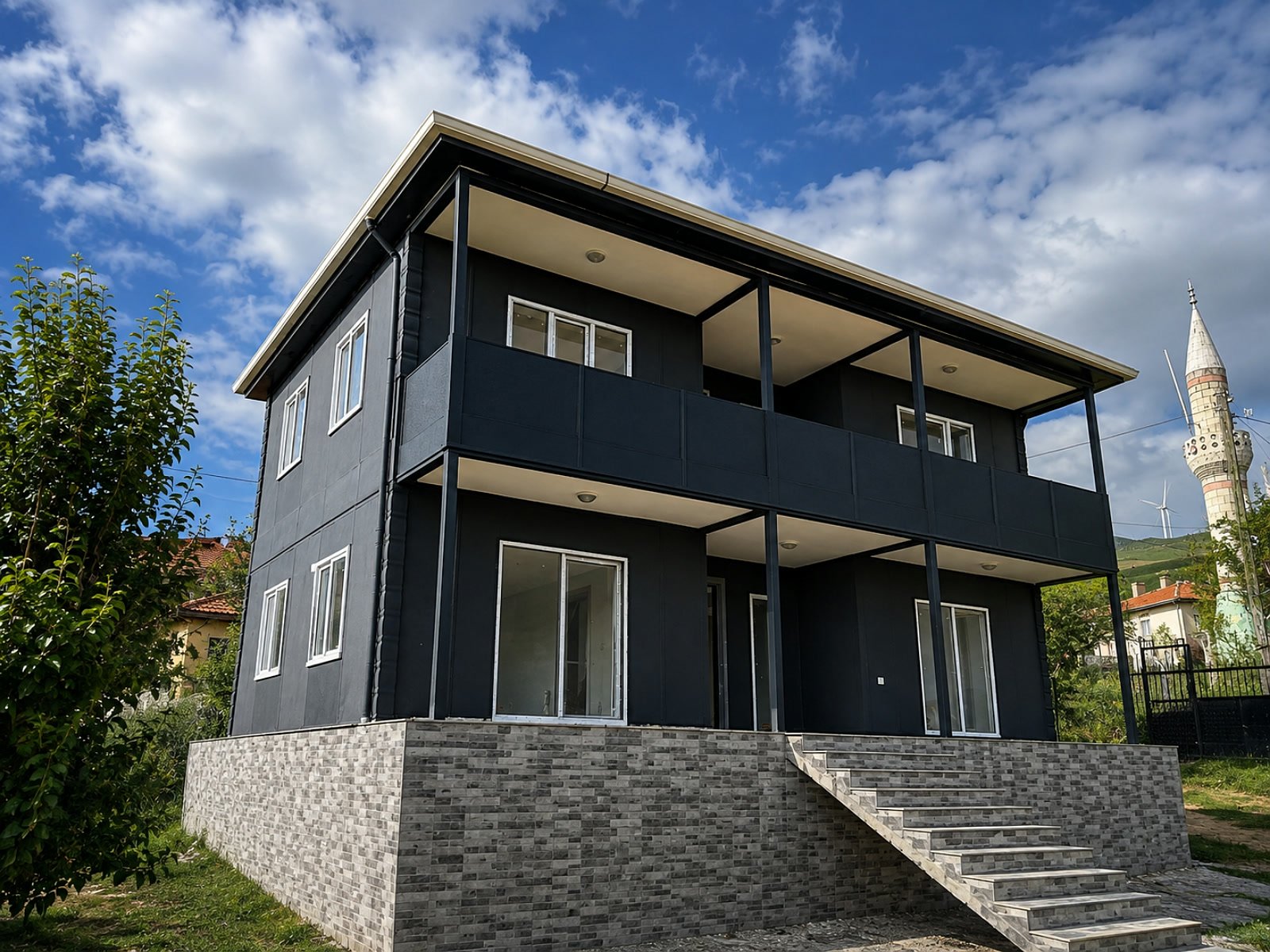 Havuzlu bahçede çift katlı prefabrik villa, gri cephe kaplaması