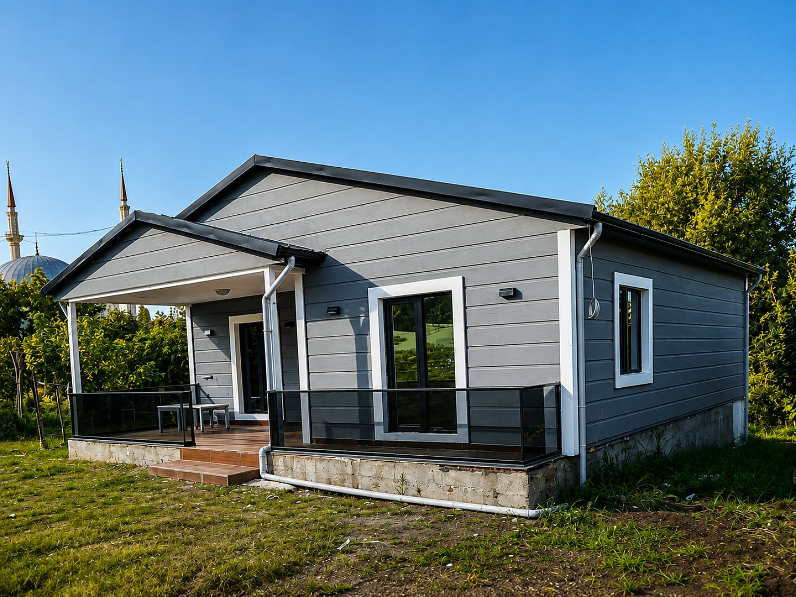 Havuz kenarından çift katlı prefabrik villa görünümü